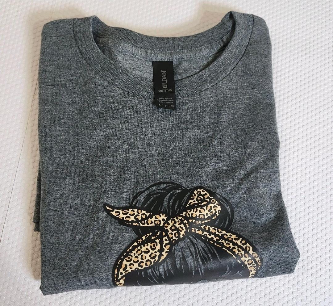 Mama Leopard Sunglasses Messy Bun Graphic Tee – Heather Gray Crewneck Small