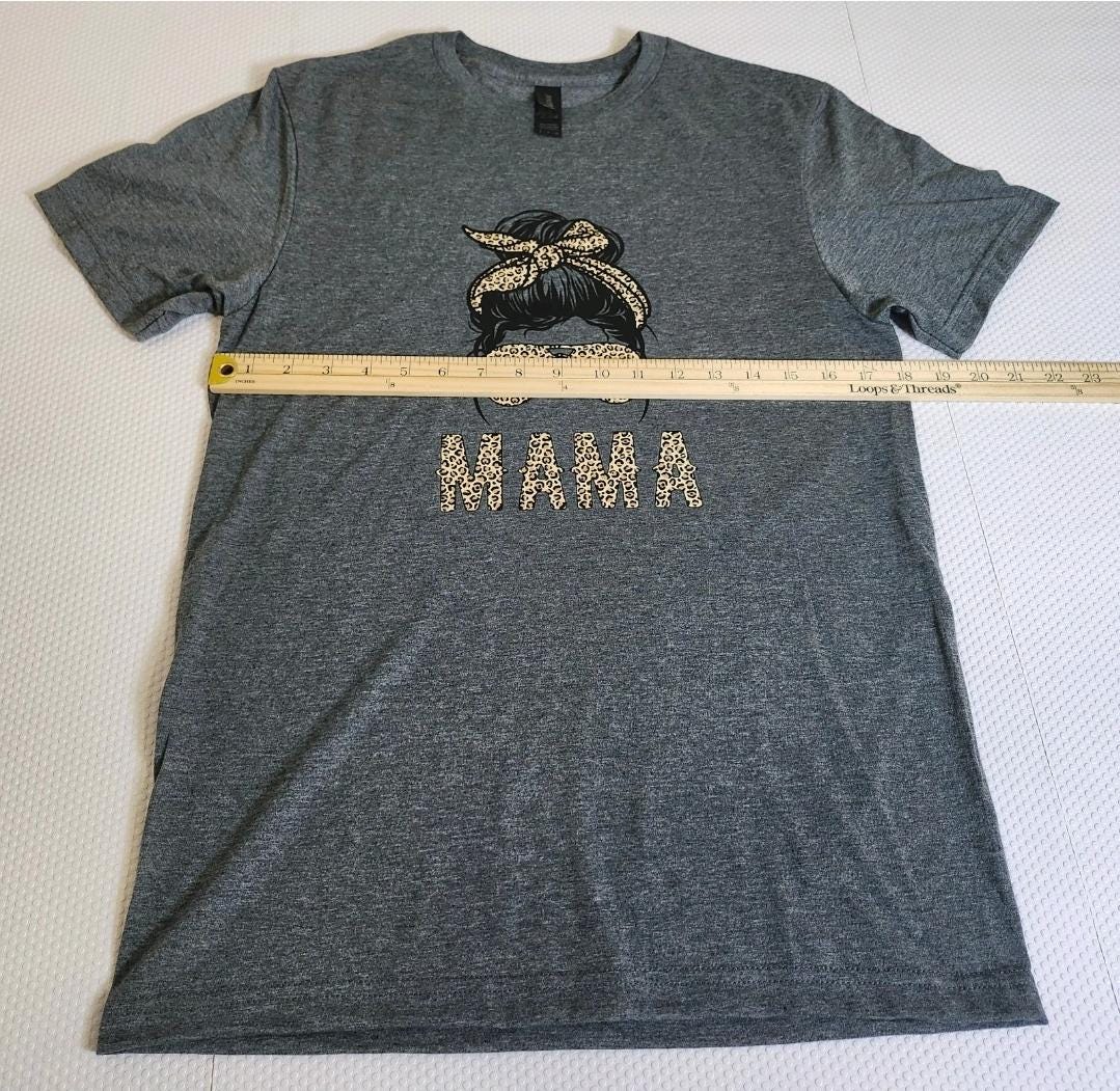 Mama Leopard Sunglasses Messy Bun Graphic Tee – Heather Gray Crewneck Small